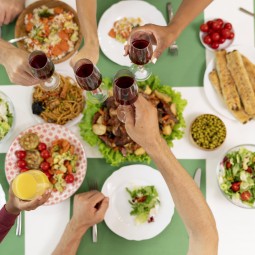 The Social Diet: Navigating Healthy Eating in a Connected World